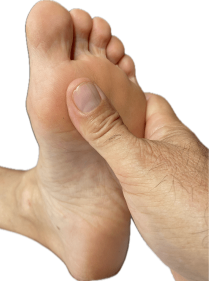 main du thérapeute qui masse le pied du patient
